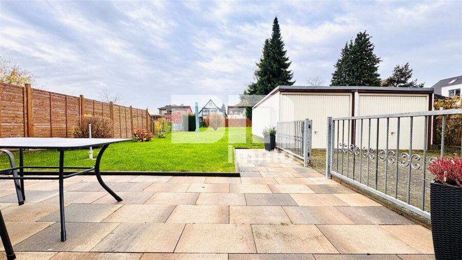 Solides Ein- bis Dreifamilienhaus + zwei Garagen mit großem Grundstück in Traumlage - Terrasse / Garten / Doppelgarage